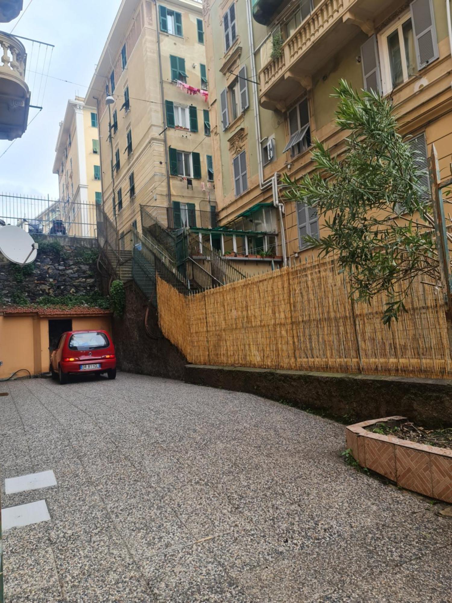 Ampio Appartamento Con 2 Posti Auto E Cortile Génova Exterior foto